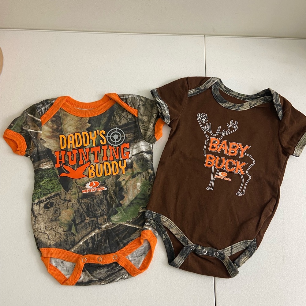 NWOT Mossy Oak baby unisex‎ camouflage hunting matching onesie bundle of 2 3-6mo